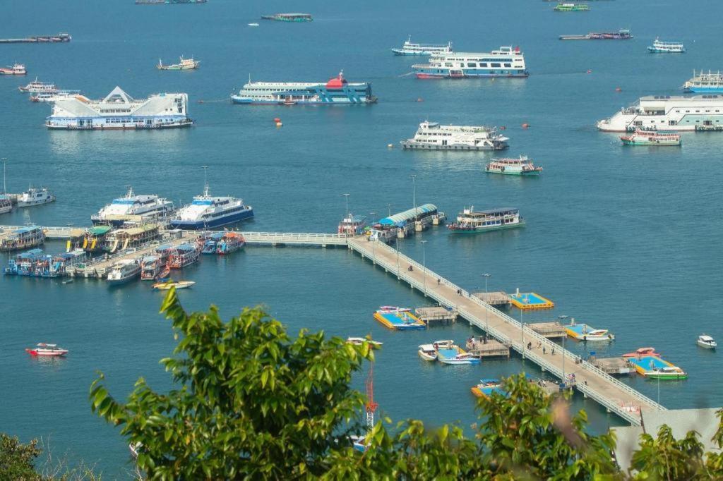 T5 Suites Pattaya Buitenkant foto